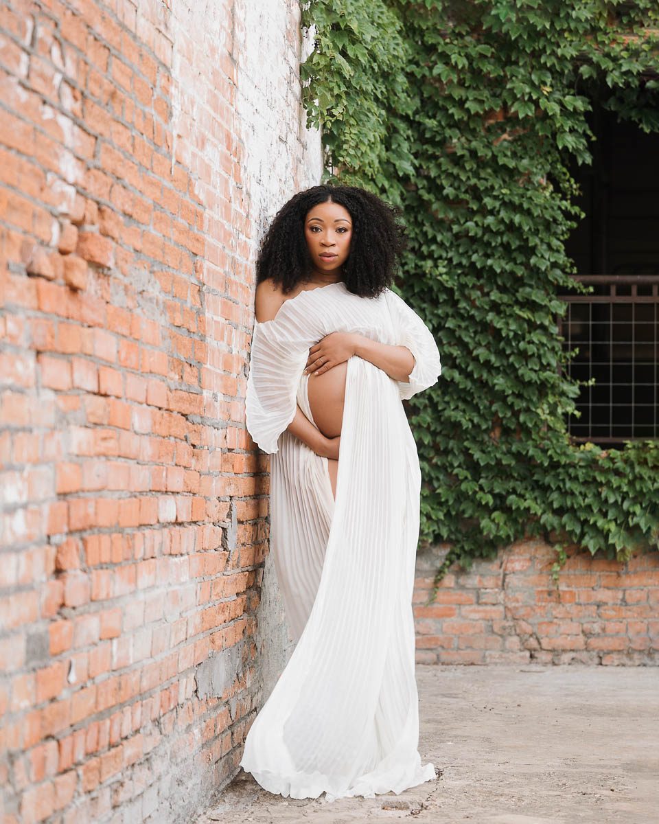 How To Prepare For Your Maternity Session In Dallas 2 Simple Outdoor Maternity Photo Against A Brick Wall
